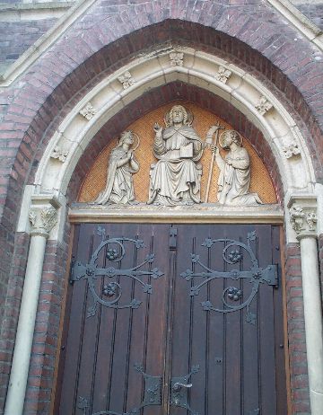 St. Theresia - Hauptportal mit Relief