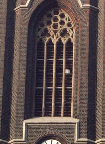 St. Norbert - Glockenschallfenster mit Richtfunkantenne