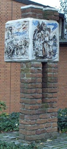 Neuenhausener Dorfsule - Denkmal am Hang vor der Kirche